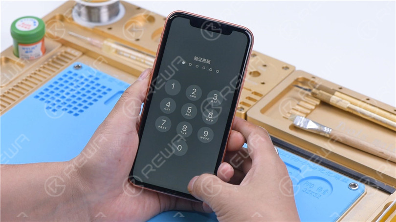 How to Fix an iPhone XR Stuck on Apple Logo and Keeps Restarting: A ...